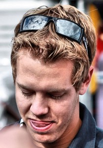 Wikimidia, <b>Nick Holland</b> (CC By 2.0) - 416px-Sebastian_Vettel_2009_Belgium-208x300