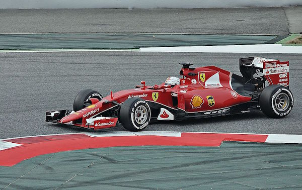 Sebastian Vettel im Ferrari nimmt enge Kurve