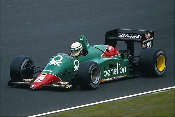 Ricardo Patrese im Benetton mit Alfa Romeo Antrieb