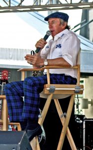 Jackie Stewart hält eine Rede